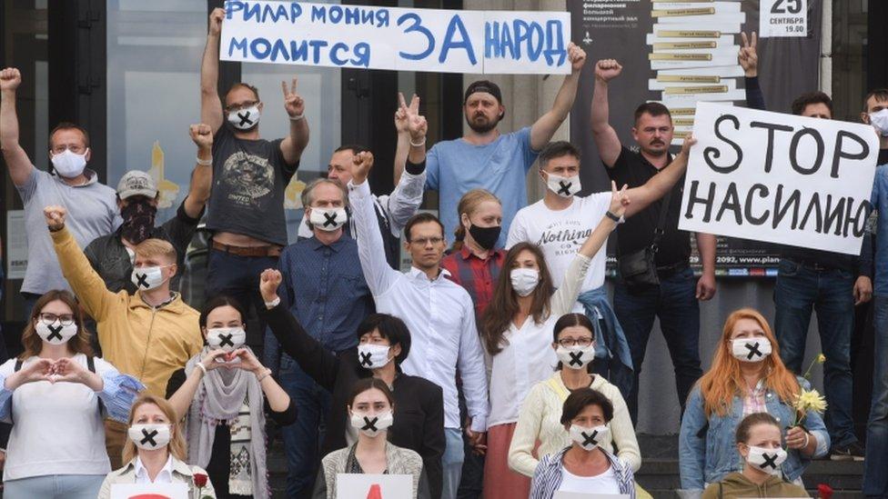 Performers from the Belarusian State Philharmonic held up a message saying "Philharmonia prays for the people".