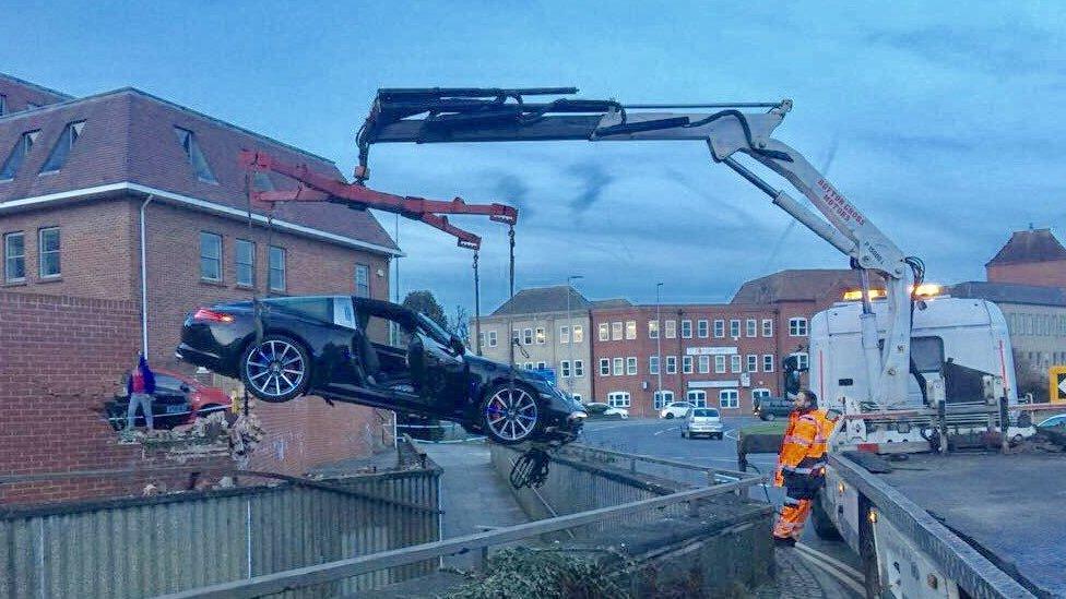 The Porsche 911 being recovered