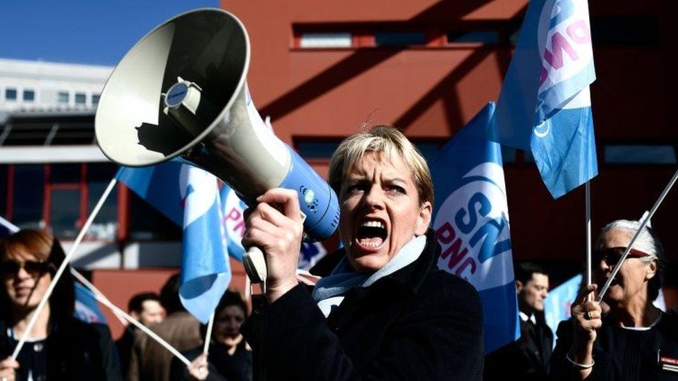 Air France employees protest near the company's headquarters north of Paris, France. Photo: 11 April 2018