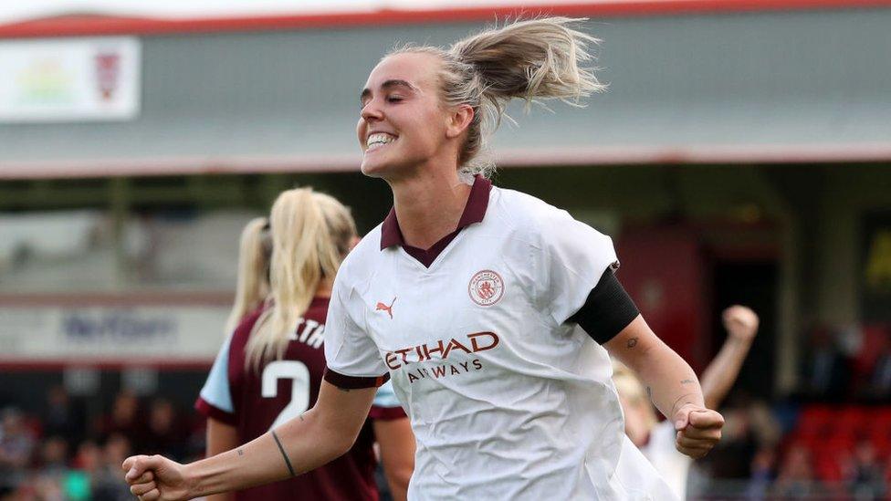 Jill Roord celebrating after scoring for Manchester City