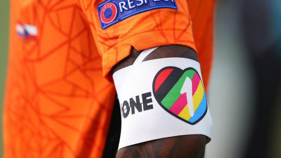 footballer-wearing-onelove-armband.