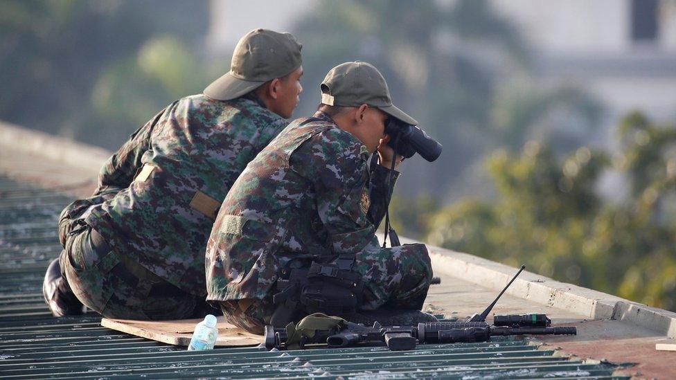 Special Action Force policemen on the roof of a building in Manila, Philippines (9 Jan 2017)