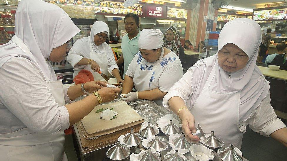 Paratoi 'putu piring' ar gyfer iftar yn Singapore