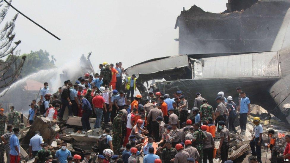 Indonesian rescue personnel work at the scene of the crash (30 June 2015)