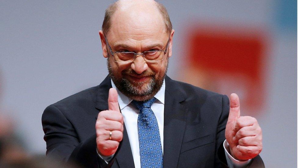 Martin Schulz holding his thumbs up