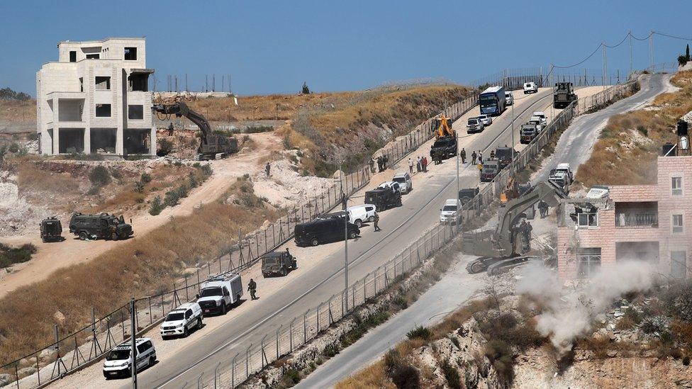 Israeli army excavators demolish a building in Wadi Hummus, in the occupied West Bank (22 July 2019)