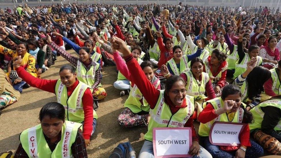 Indian Volunteers who will be supporting Delhi Government in the odd-even vehicle scheme attend a briefing and training in New Delhi, India, 30 December 2015.