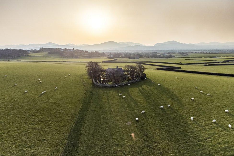 Eglwys Sant Baglan, Llanfaglan