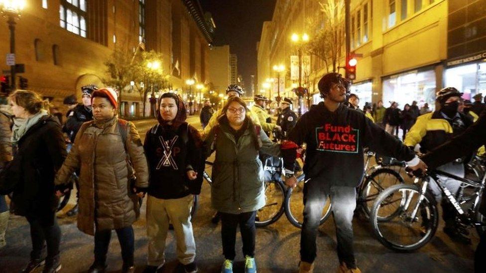 Protesters hold hands to block an intersection in Chicago. Photo: 24 November 2015