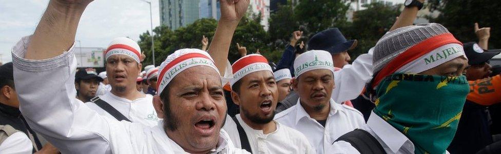 Anti-Ahok protesters outside court, Jakarta, Indonesia, 13 December 2016