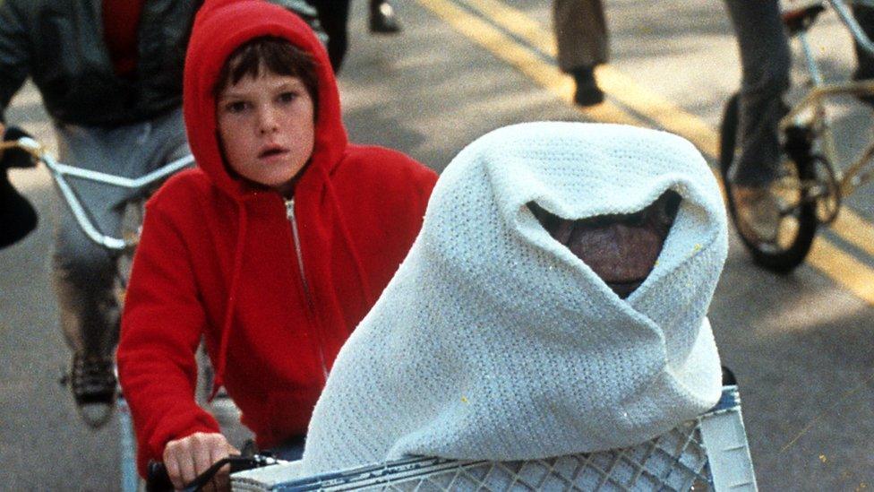 Henry Thomas yn un o olygfeydd cofiadwy 'E.T.'