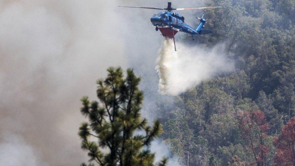 helicopter-tries-to-help-oak-fire