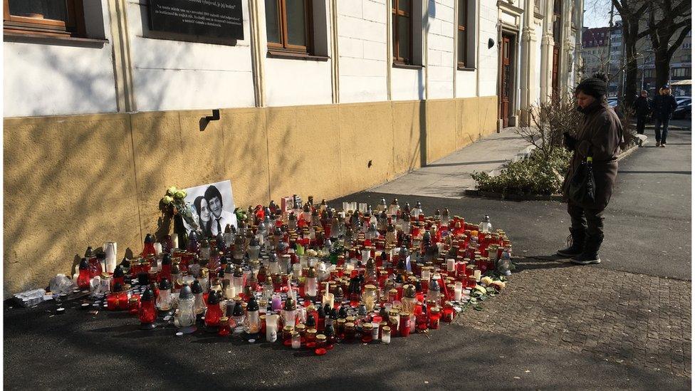 An impromptu memorial to the murdered couple