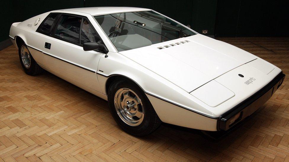 James Bond' car model sought to recreate photo - BBC News