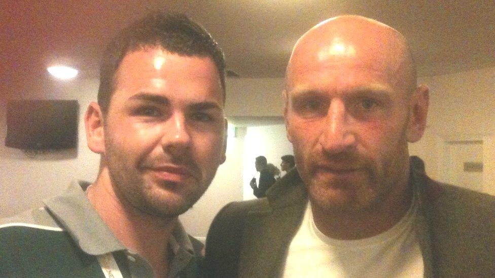 Antony gyda'r 'legend' Gareth Thomas yn 2012