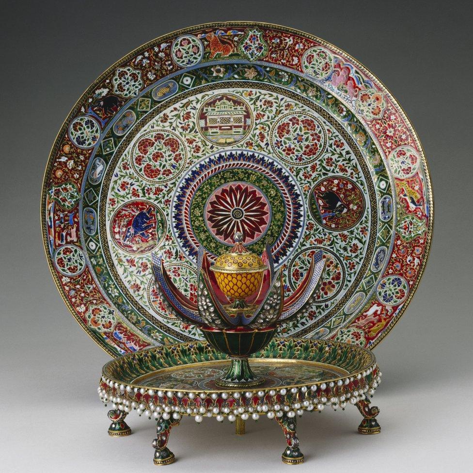 An enamelled gold plate and attardan, from the city of Jaipur in the northern state of Rajasthan