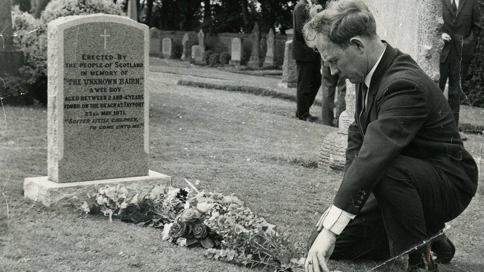 Postman Ian Robertson at the grave of the unknown bairn in 1971