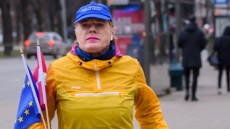 Eddie Izzard running in Latvia