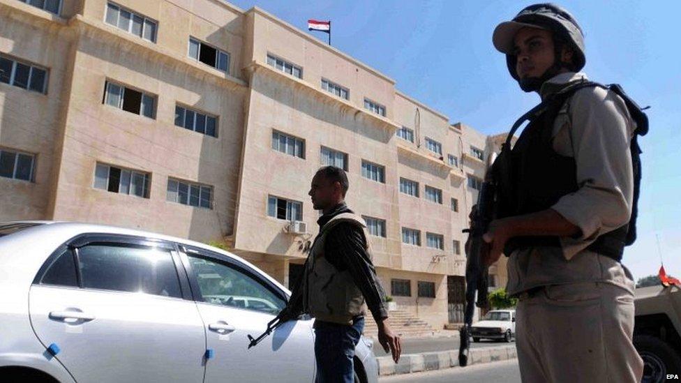 Egyptian armed forces guard at a checkpoint in al-Arish, North Sinai 09/07/2015