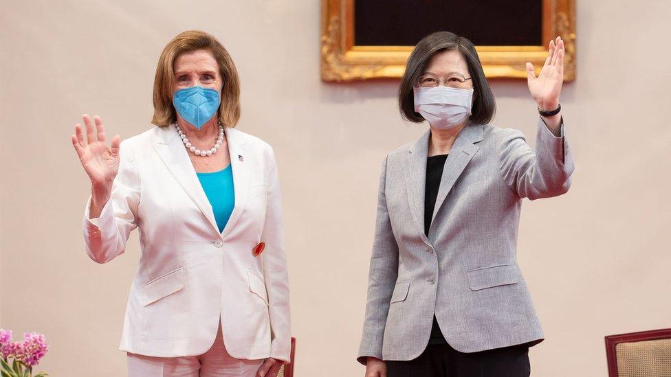 Pelosi (L) and Tsai (R)