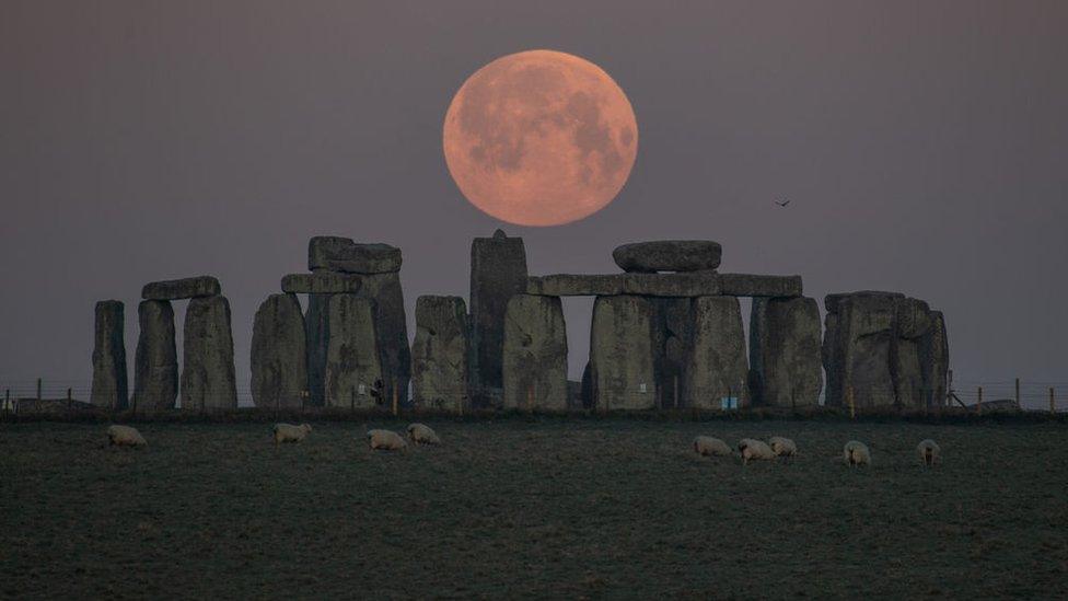 pink-supermoon-at-stonehenge.