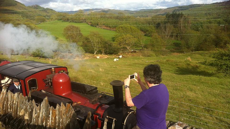 Sion Aled yn tynnu llun tren