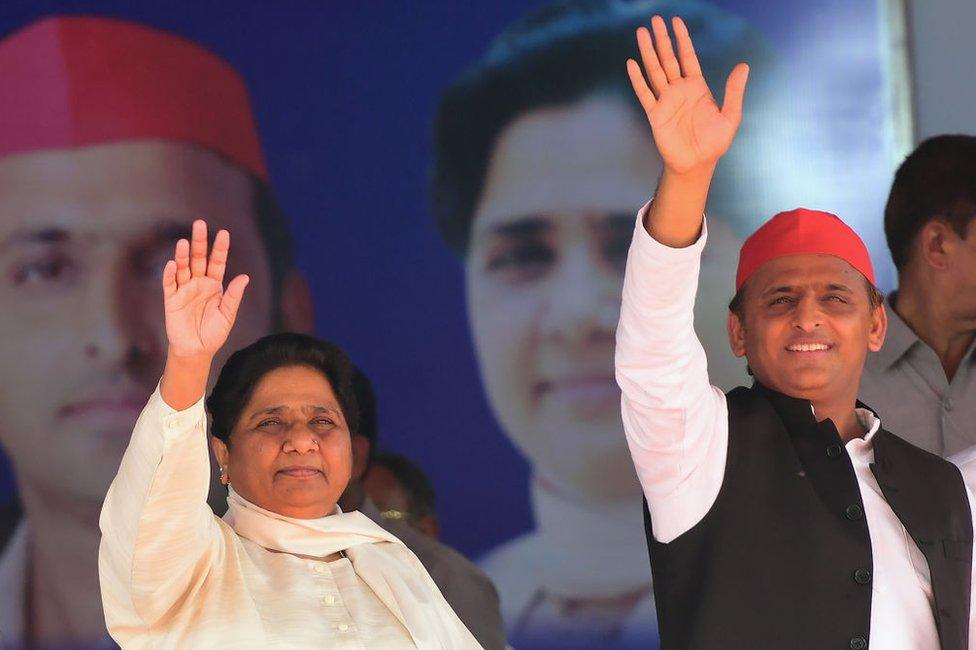 Bahujan Samaj Party (BSP) president Mayawati (L) and Samajwadi Party (SP) president Akhilesh Yadav (R) wave at the SP-BSP-RLD alliances first joint rally in Deoband in Uttar Pradesh state on April 7, 2019.