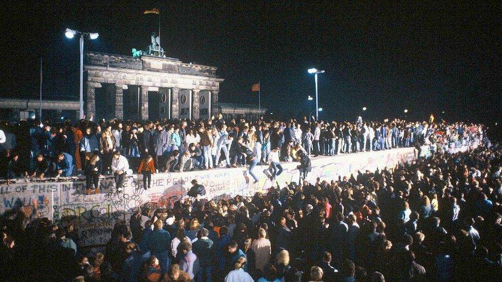 berlin-wall-in-front-of-Brandenburg-gate.