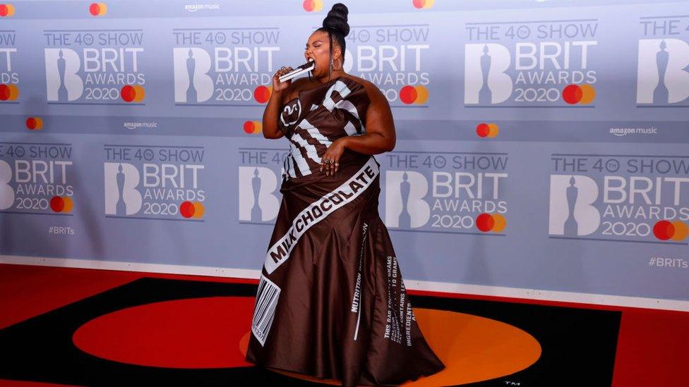 Lizzo-eats-chocolate-bag-on-red-carpet