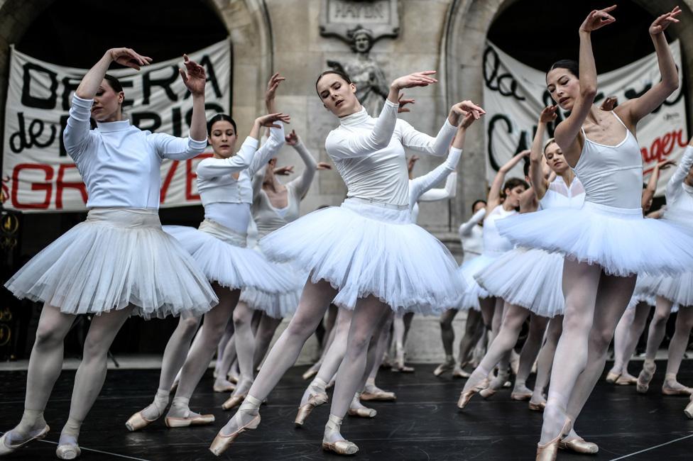 Parisian ballet dancers protesting against proposed pension reforms