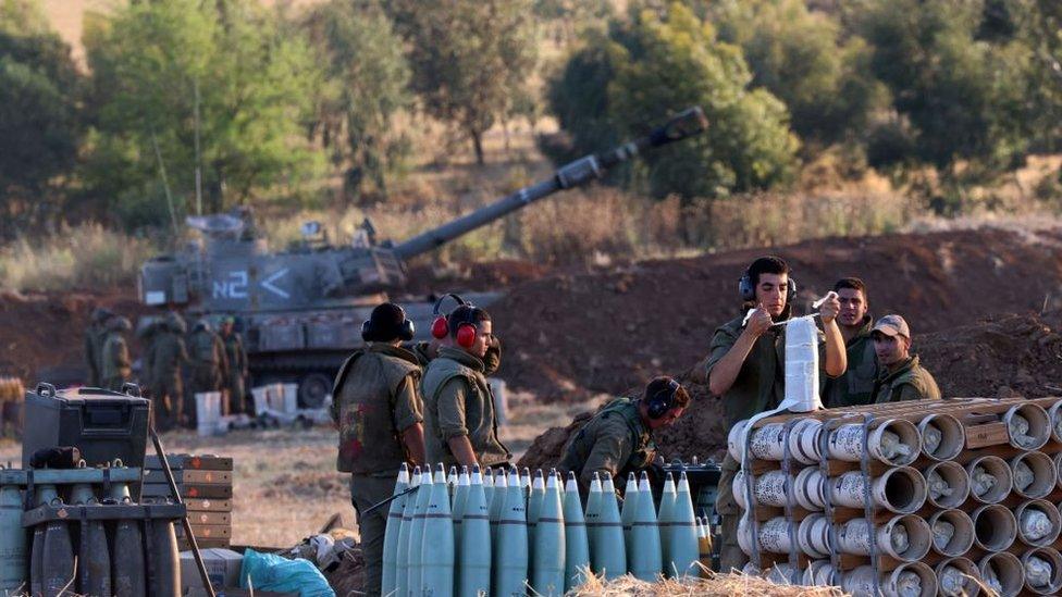 Image shows Israeli troops at the border with Gaza