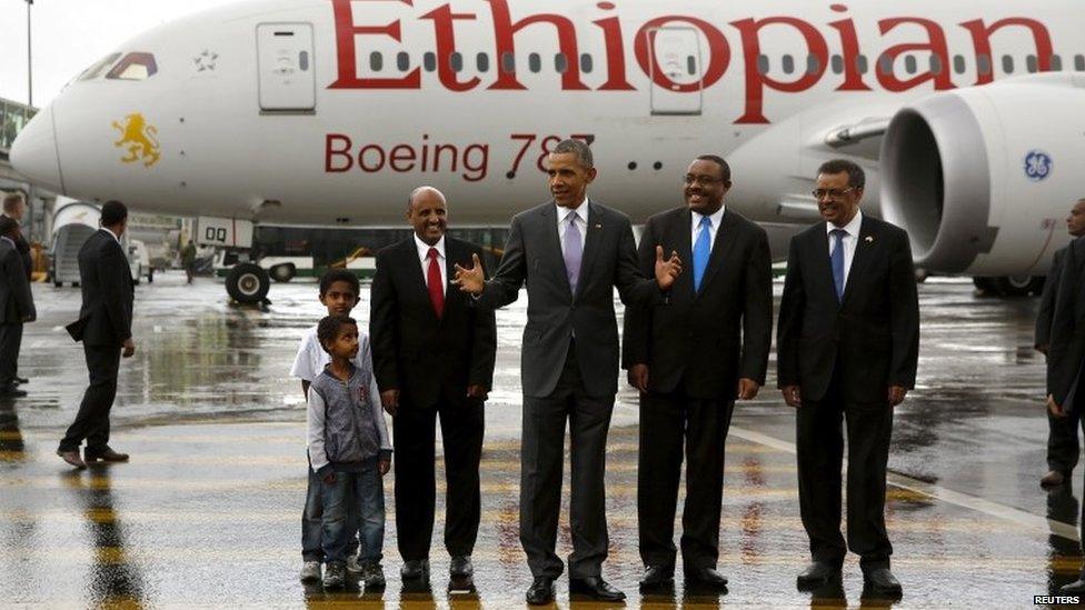 Obama in front of Boeing 787