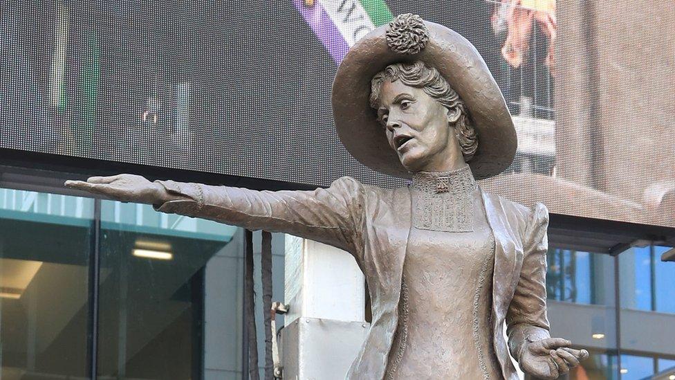 statue of Emnmeline Pankhurst