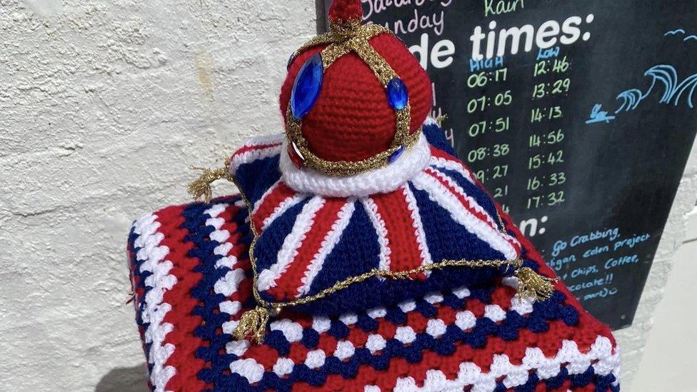 Knitted red crown on Union Jack cushion