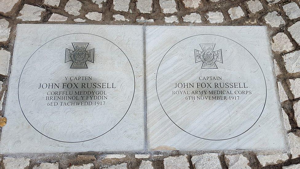 A commemoration stone was unveiled in Holyhead 100 years after local war hero John Fox Russell, who won the VC for bravery, died