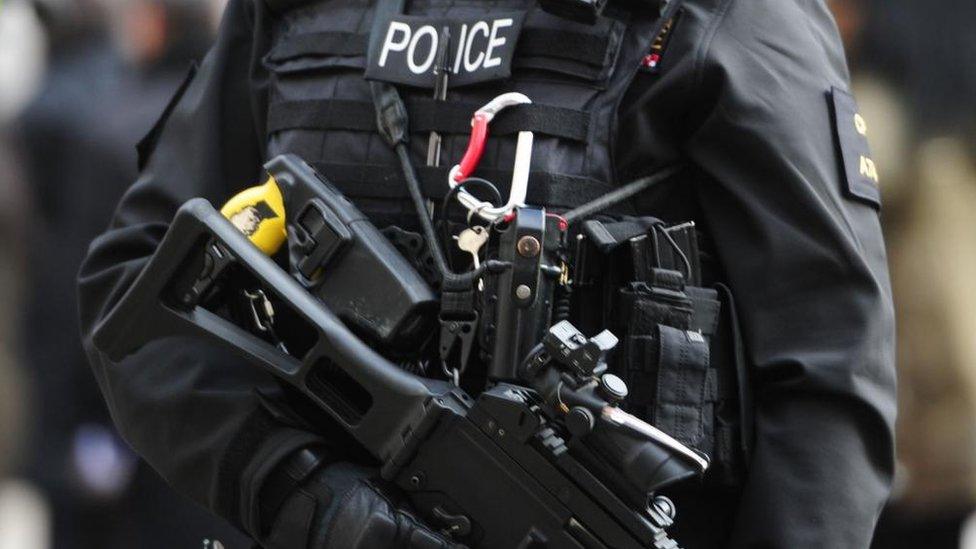 A stock image shows the gun and abdomen of an anonymous member of the Metropolitan Police