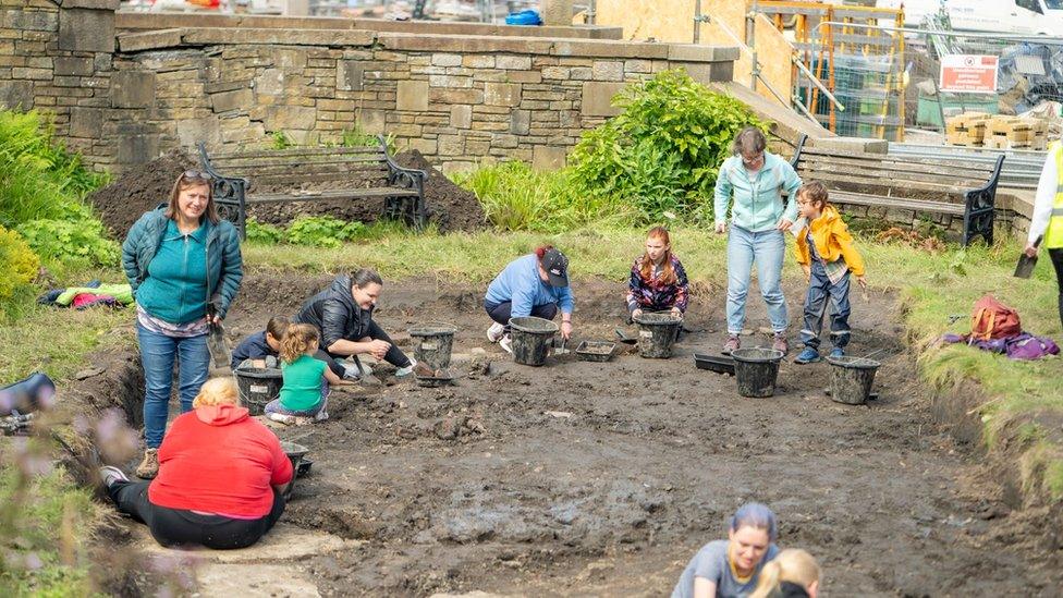 Volunteers at the dig