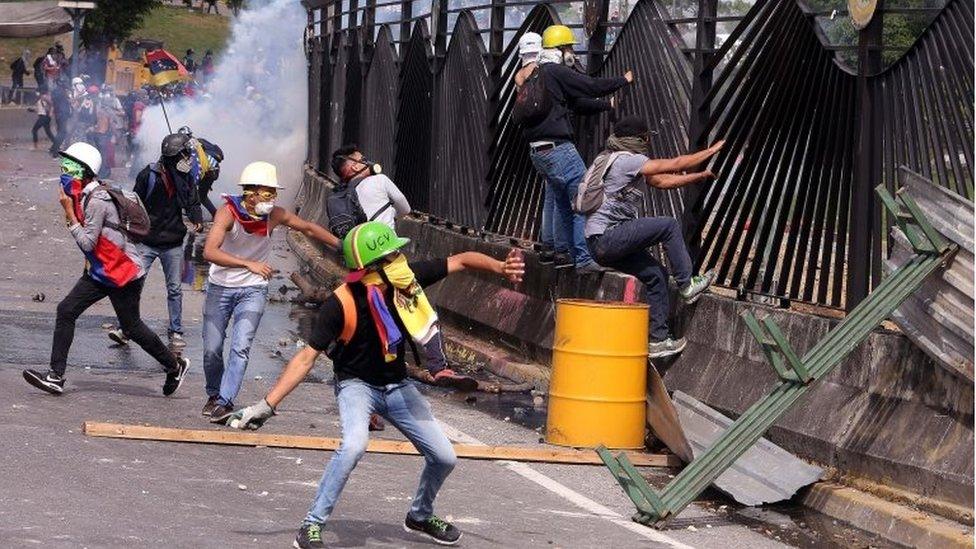 6 Protestors destroy the gate at the La Carlota airbase in Caracas, Venezuela, 31 May 2017