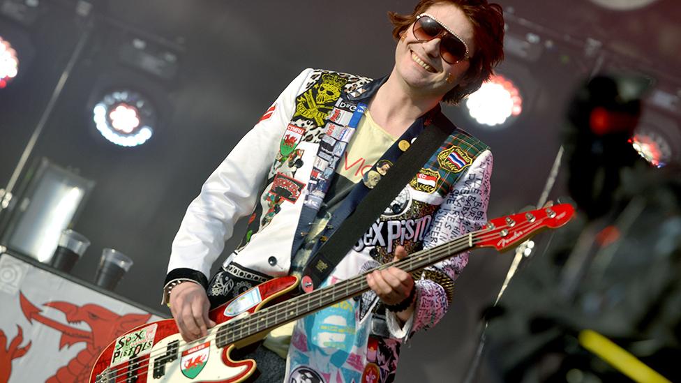 Nicky Wire o'r Manic Street Preachers ar y llwyfan