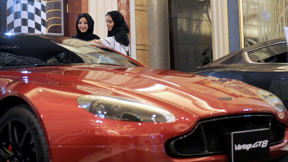 Saudi women look at a car for sale in the city of Jeddah (5 October 2017)