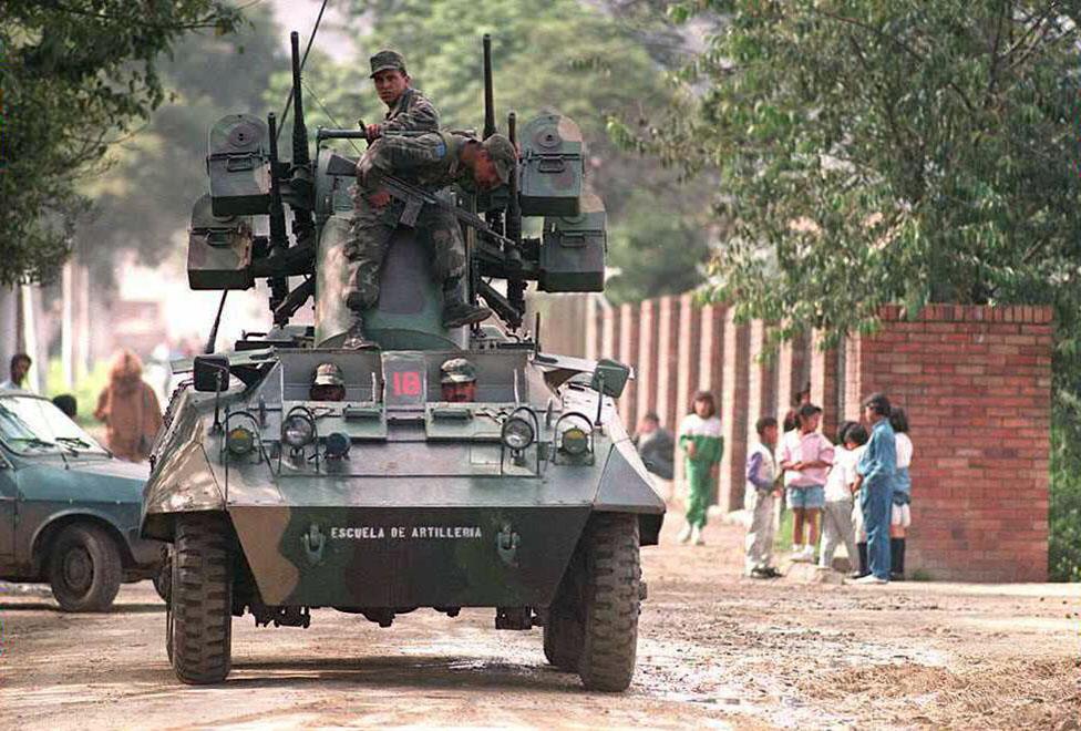 Colombian soldiers patrol the vicinity of the La Picota prison in Bogota, where Cali drug cartel boss Gilberto Rodriguez Orejuela was being held in 1995