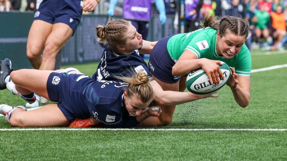 Ireland's Katie Corrigan scoring a try