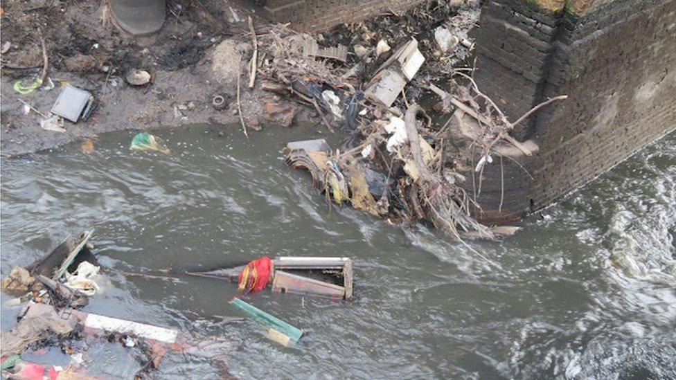 Rubbish in Brent Reservoir