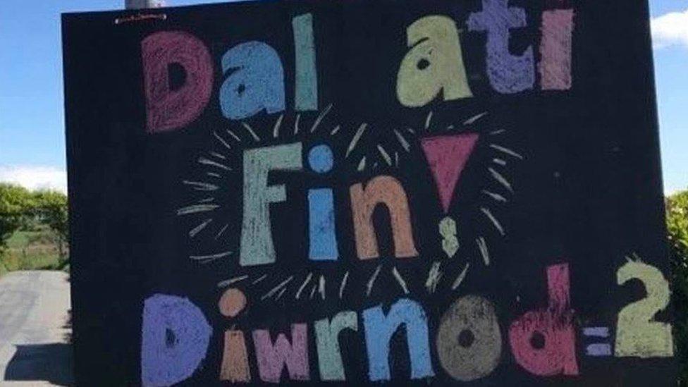 Arwydd yn annog Finlay i ddal ati