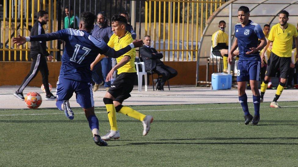 Action from Shabab Aljabal (in blue) against Darnes in the Libyan league