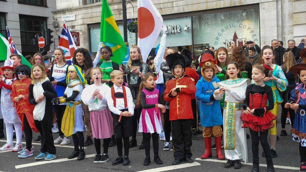 kids-singing-london-new-year-parade.