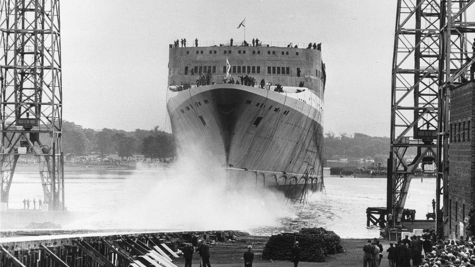 The QE2 taking to the water at Clydebank