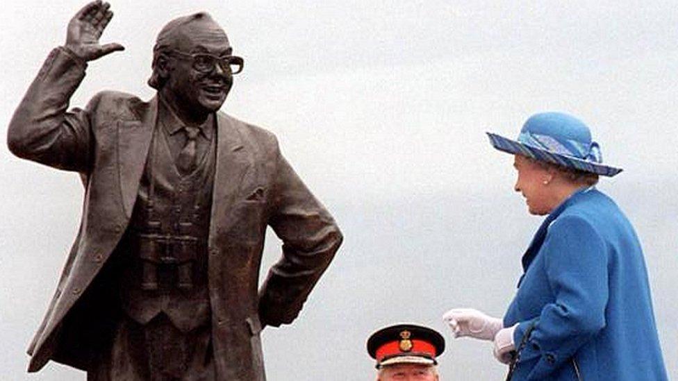 The Queen unveils the Eric Morecambe statue in 1999