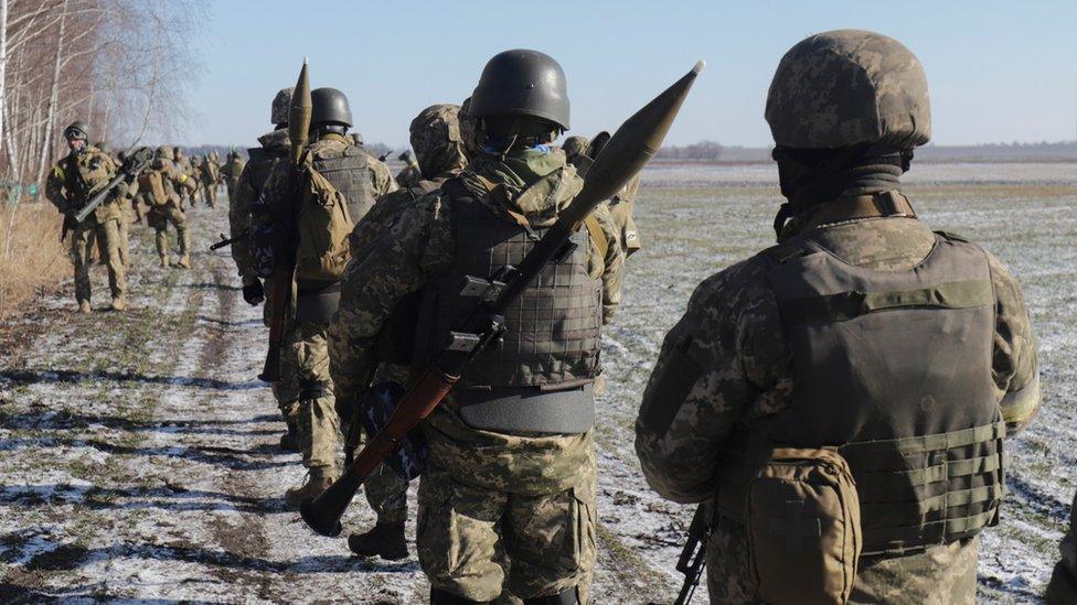 Ukrainian troops prepare to take positions near Kyiv