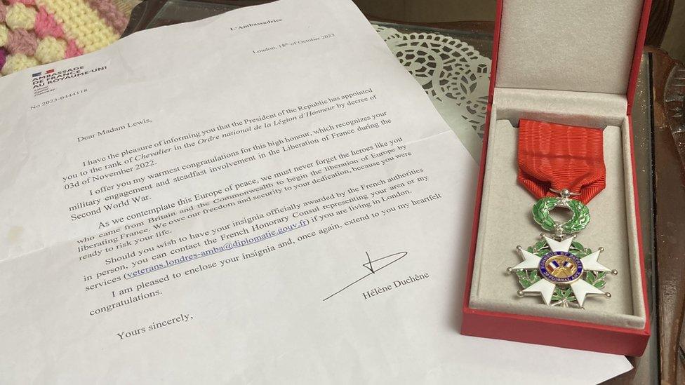 Image of the Legion d'Honneur medal and letter